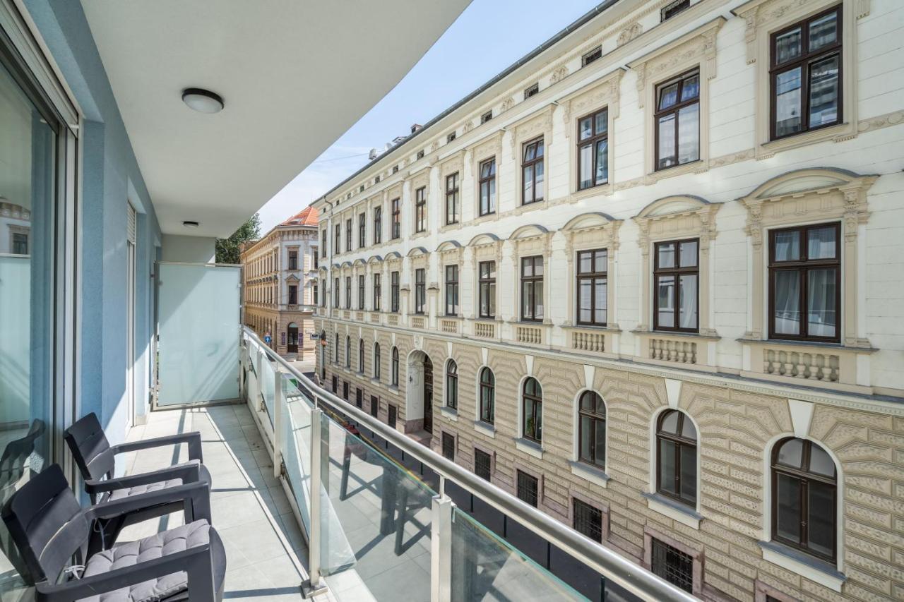 Bpr Galactic Empire Home With Balcony Budapest Esterno foto